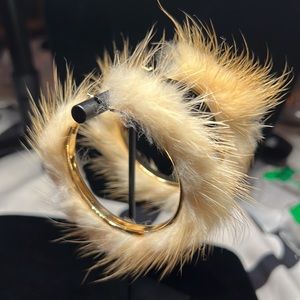 NEW✨ FUR GOLD HOOPS REAL FUR!! FUN 🤩 BEIGE CREAM BLEND. FINAL PRICE.